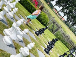 een jong meisje dat naar een tuin kijkt met witte sculpturen bij Hotel het Elsland in Wervik