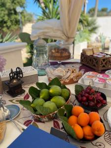 een tafel met fruitschalen erop bij B&B villa Gallo in Torre Squillace
