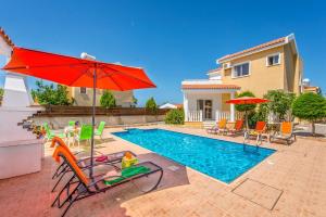 Bazén v ubytování Villa Magnolia by Villa Plus nebo v jeho okolí
