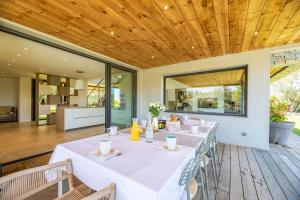 a dining room with a white table and chairs at Villa 18 in Porto-Vecchio