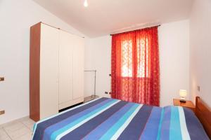 een slaapkamer met een bed en een raam bij La Caletta casa per vacanze in La Caletta