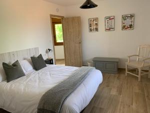 1 dormitorio con 1 cama, 1 mesa y 1 silla en Marquina Rural, en Cubillo del Butrón