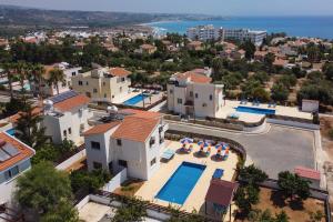 eine Luftaufnahme einer Villa mit Swimmingpool in der Unterkunft Villa Katina by Villa Plus in Peyia