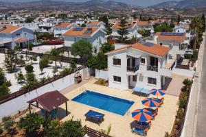 eine Luftaufnahme einer Villa mit Swimmingpool in der Unterkunft Villa Katina by Villa Plus in Peyia
