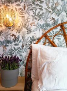 トレモリノスにあるJoan Miró Luxury Torremolinosの花の壁紙を用いたベッドルーム1室(ベッド1台付)