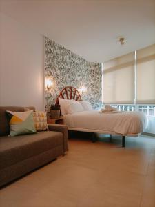 Joan Miró Luxury Torremolinos tesisinde bir odada yatak veya yataklar