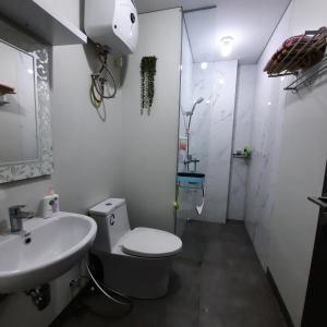 巴淡島中心的住宿－One Residence Batam Unit 3AB，浴室配有卫生间、盥洗盆和淋浴。