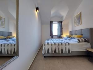 Łóżko lub łóżka w pokoju w obiekcie Apartments Lavanda - free parking and grill