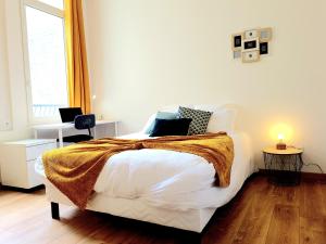 sypialnia z białym łóżkiem i oknem w obiekcie Bright & Spacious Downtown w Hawrze