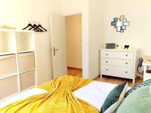 sypialnia z łóżkiem i komodą w obiekcie Bright & Spacious Downtown w Hawrze +5 zdjęć