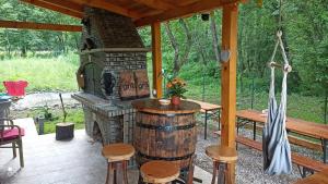 un patio con forno a legna e sgabelli. di Green House a Fiume (Rijeka)