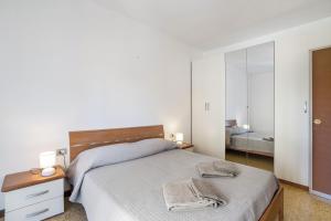 um quarto com uma cama e um espelho em Iris Apartment Lago Maggiore em Angera
