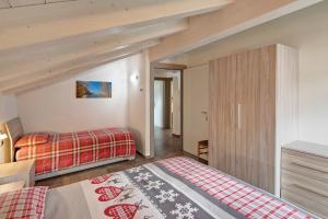 a bedroom with two beds in a room at Appartamenti Arcobaleno Arancione in Livigno