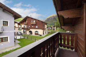 a balcony with a view of a mountain at Appartamenti Arcobaleno Arancione in Livigno