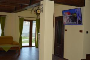 BoholtにあるPensiunea La Taica Iacobのリビングルーム(ソファ、壁掛け時計付)