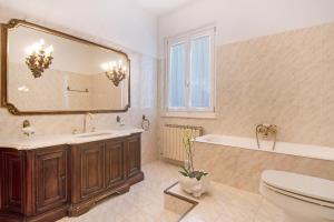 a bathroom with a tub and a sink and a mirror at Miriam e Carlo in Moneglia