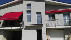 un condominio bianco con tetto rosso di Casa Bonelli ad Alba