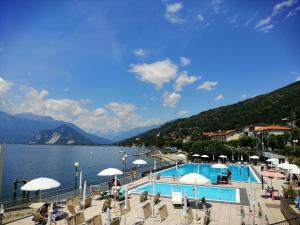 einen Pool mit Blick auf einen Wasserkörper in der Unterkunft La Corte di Suna in Verbania