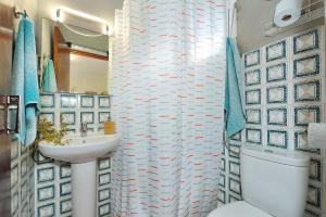 Koupelna v ubytování Azenhas Sea & Garden Villa by GT House