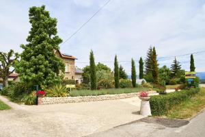 una casa con un árbol y una entrada en Gîte les Galets chantants, en Saint-Hilaire-du-Rosier