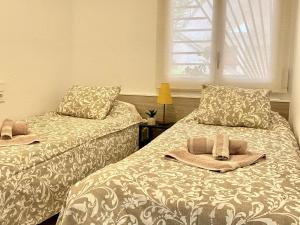 Dos camas una al lado de la otra en un dormitorio. en Apartamentos Stil Mar Anna - Stil Mar Anna L'Escala 4, en L'Escala