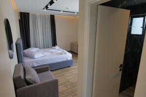 Een bed of bedden in een kamer bij Hotel Alexander