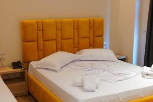 Een bed of bedden in een kamer bij Hotel Alexander