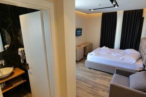 Een bed of bedden in een kamer bij Hotel Alexander