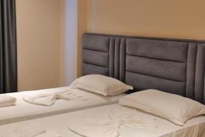 Een bed of bedden in een kamer bij Hotel Alexander