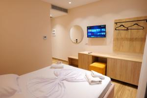 Een bed of bedden in een kamer bij Hotel Alexander