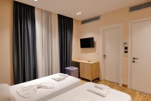 Een bed of bedden in een kamer bij Hotel Alexander
