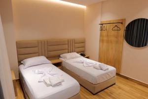 Een bed of bedden in een kamer bij Hotel Alexander