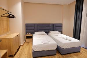Een bed of bedden in een kamer bij Hotel Alexander