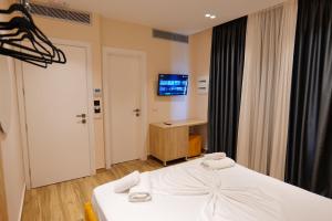 Een bed of bedden in een kamer bij Hotel Alexander