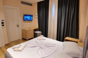 Een bed of bedden in een kamer bij Hotel Alexander
