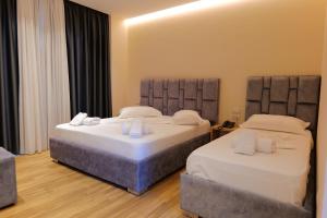 Een bed of bedden in een kamer bij Hotel Alexander