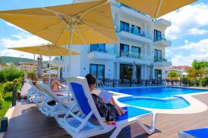 Het zwembad bij of vlak bij Hotel Alexander