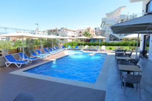 Het zwembad bij of vlak bij Hotel Alexander