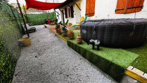 Vonkajšia záhrada v ubytovaní Ancien corps de ferme 3 chambres avec spa