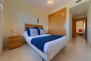 Een bed of bedden in een kamer bij Holidays2Benalmadena Arenal Golf 6 guests with terrace pool & garage