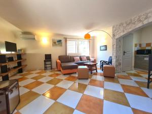 a living room with a checkered floor at Casa Mathilde in Lecci