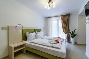 Postel nebo postele na pokoji v ubytování Paula Wellness & SPA