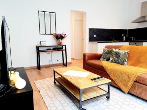 salon z kanapą i stolikiem kawowym w obiekcie Bright & Spacious Downtown w Hawrze