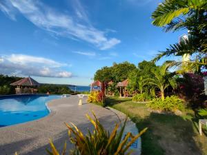 a view of the pool at the resort at Grandview Cottages Resort in Siaton