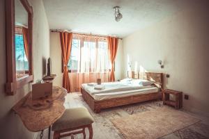 - une chambre avec un lit, une table et une fenêtre dans l'établissement Daulite boutique hotel, à Rakovo
