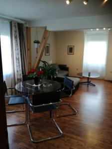 een woonkamer met een tafel en stoelen en een bank bij Schlössleblick in Wehr
