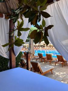 Bazén v ubytování PalmaNova Resort nebo v jeho okolí