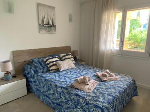 Un dormitorio con una cama con toallas. en Apartamentos Stil Mar Anna - Stil Mar Anna L'Escala 4, en L'Escala