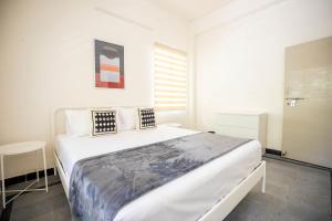 Un pat sau paturi într-o cameră la Neemtree Apartments