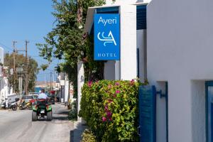 Ayeri Hotel في باريكيا: لافته لفندق على جانب مبنى